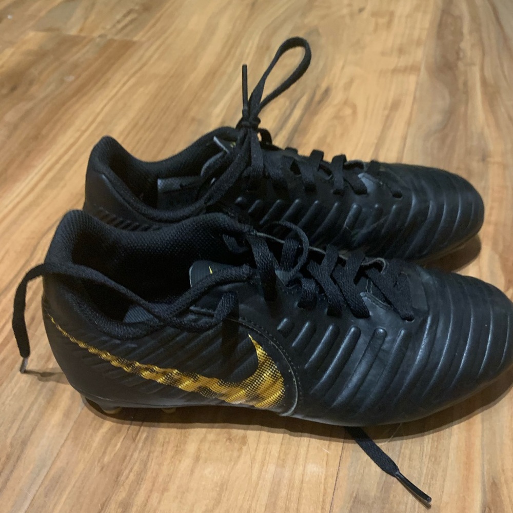 NIKE boys soccer cleats